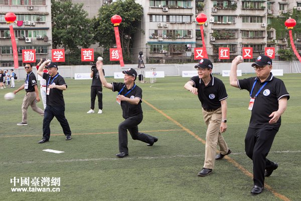 6月28日，第三届海峡两岸学生棒球联赛成都分站赛在成都体育学院开幕。图为出席领导为比赛开球。