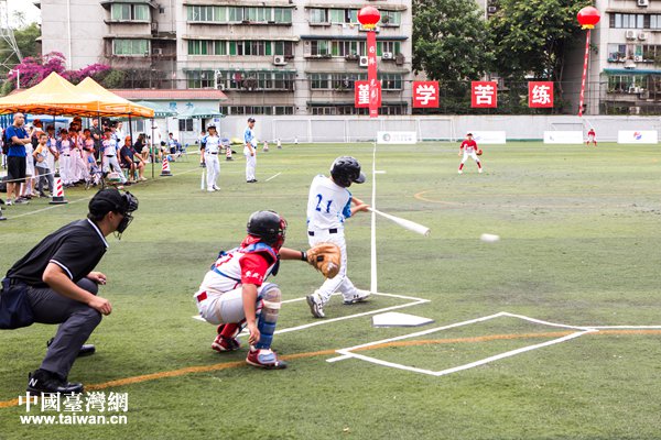 北京团结湖小学和台北东园小学进行首场比赛。