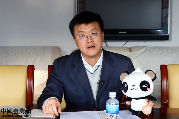 黑龙江省台办副主任王汉山向记者介绍“31条惠台措施”落实情况。